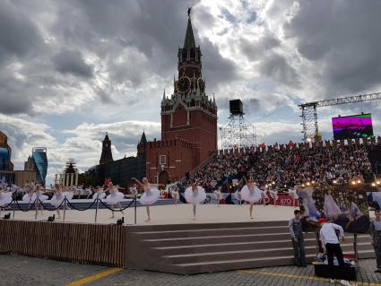 Москва.   Артисты на церемонии открытия Дня города на Красной площади