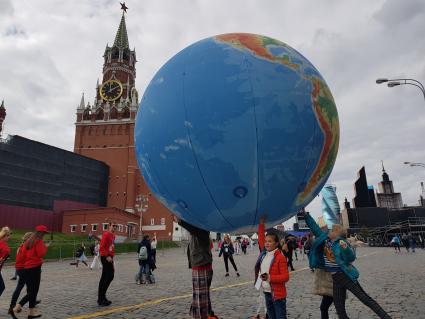 Москва.  Дети во время празднования Дня города на Красной площади.