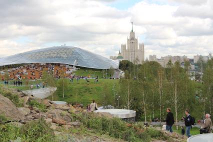 Москва.  Вид на `Стеклянную кору`  в природно-ландшафтном парке `Зарядье`.