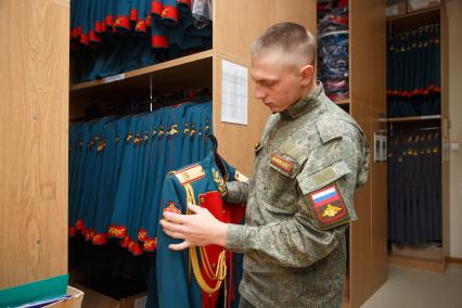 Санкт-Петербург.  Подготовка  парадной формы солдата роты почетного караула.