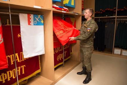 Санкт-Петербург.  Солдат  роты почетного караула  показывает знамена.
