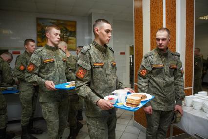 Санкт-Петербург. Солдаты роты почетного караула  в столовой.