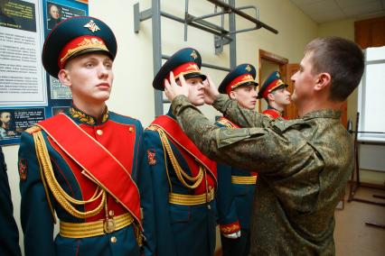 Санкт-Петербург.  Примерка  парадной формы солдата роты почетного караула.