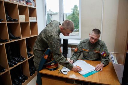 Санкт-Петербург.  Выдача   парадной формы солдата роты почетного караула со склада.