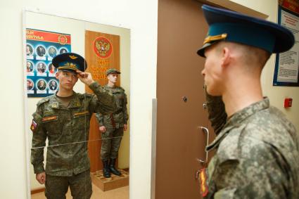 Санкт-Петербург.  Примерка  парадной формы солдата роты почетного караула.