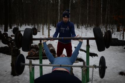 Москва. Самодельная спортивная площадка в Тимирязевском парке.