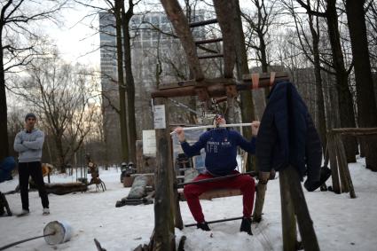 Москва. Самодельная спортивная площадка в Тимирязевском парке.