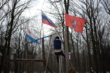 Москва. Самодельная спортивная площадка в Тимирязевском парке.