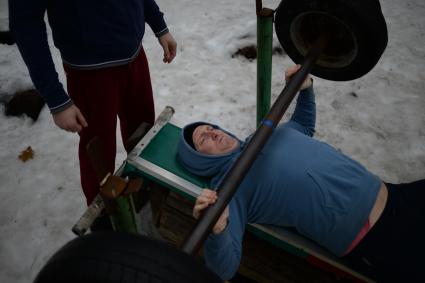 Москва. Самодельная спортивная площадка в Тимирязевском парке.