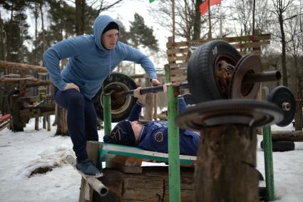 Москва. Самодельная спортивная площадка в Тимирязевском парке.