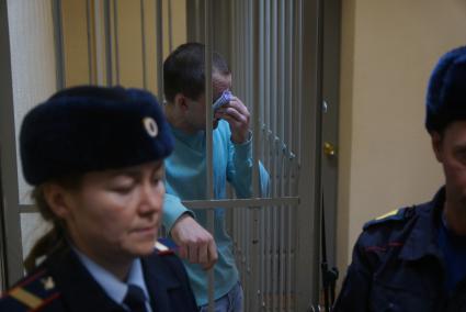 Екатеринбург. Подсудимый плачет в зале судебного заседания