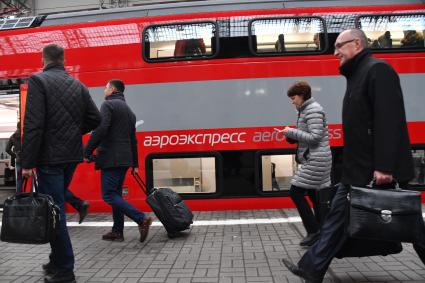 Москва. Пассажиры перед запуском   двухэтажного  аэроэкспресса , произведенного в Беларуси, на Киевском вокзале.