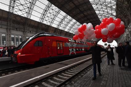 Москва.  Двухэтажный  аэроэкспресс, произведенный в Беларуси , на перроне Киевского вокзала.