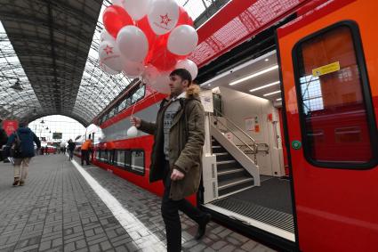 Москва. Пассажиры перед запуском   двухэтажного  аэроэкспресса , произведенного в Беларуси, на Киевском вокзале.