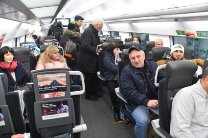 Москва. Пассажиры в вагоне двухэтажного аэроэкспресса , произведенного в Беларуси, на Киевском вокзале.