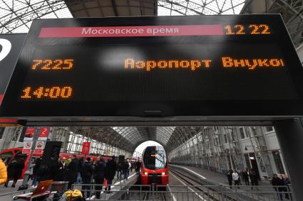 Москва.  Двухэтажный  аэроэкспресс, произведенный в Беларуси , на перроне Киевского вокзала.