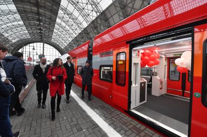 Москва. Пассажиры перед запуском двухэтажного аэроэкспресса , произведенного в Беларуси, на Киевском вокзале.
