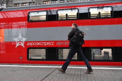 Москва. Пассажир  перед запуском   двухэтажного  аэроэкспресса , произведенного в Беларуси, на Киевском вокзале.