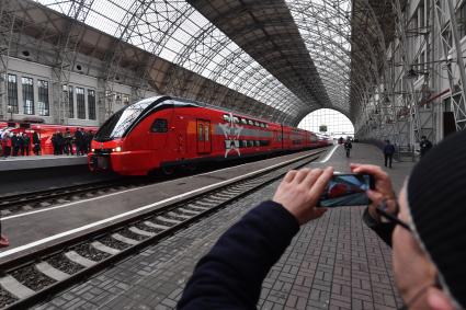 Москва.  Двухэтажный  аэроэкспресс, произведенный в Беларуси , на перроне Киевского вокзала.