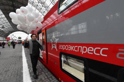 Москва.  Двухэтажный  аэроэкспресс, произведенный в Беларуси , на перроне Киевского вокзала.