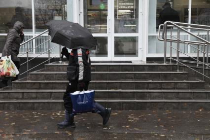 Ставрополь.  Мужчина под зонтом.