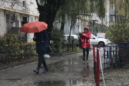 Ставрополь.  Женщина под зонтом.