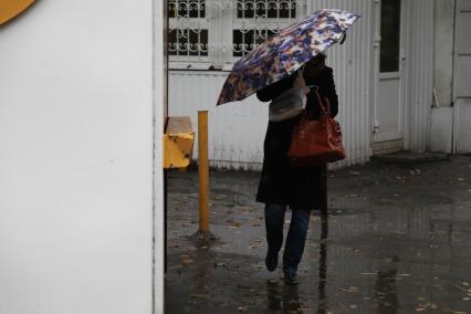 Ставрополь. Женщина под зонтом.
