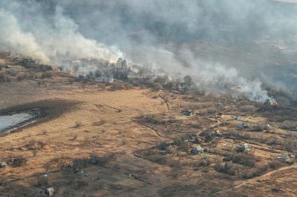 Хабаровск. Вид с самолета на горящие поля и дачные дома.