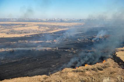 Хабаровск. Вид с самолета на горящие поля, дачные дома и город окутанный дымом.