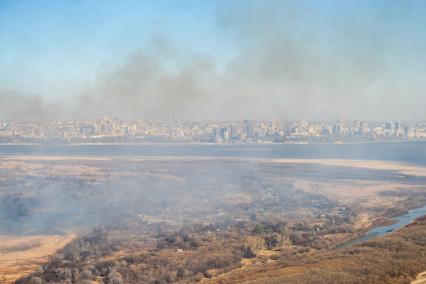 Хабаровск. Вид с самолета на горящие поля, дачные дома и город окутанный дымом.