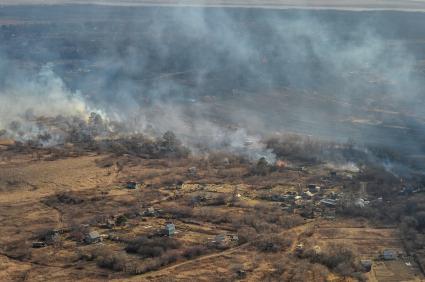 Хабаровск. Вид с самолета на горящие поля и дачные дома.