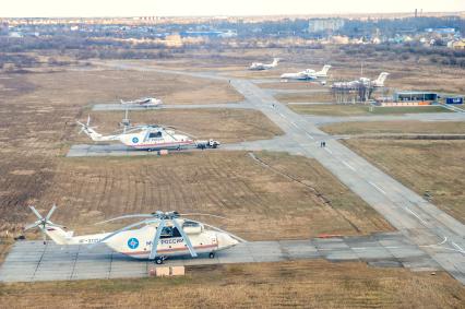 Хабаровск. Вид сверху на аэродром, где базируются вертолеты МЧС России.