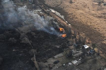 Хабаровск. Вид с самолета на горящие поля и дачные дома.