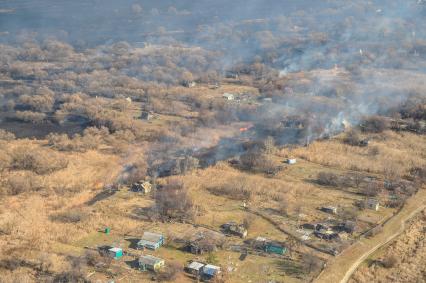 Хабаровск. Вид с самолета на горящие поля и дачные дома.