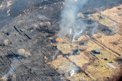 Хабаровск. Вид с самолета на горящие поля и дачные дома.