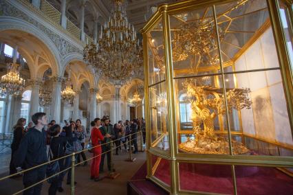 Санкт-Петербург. Посетители на  открытии  выставки   `Зимний дворец и Эрмитаж.1917. История создавалась здесь`.