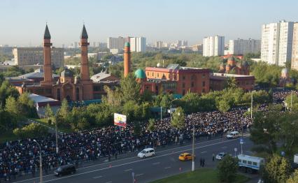 Москва. Мусульмане возле мечети Ярдам в Отрадном в день праздника жертвоприношения Курбан-байрам.