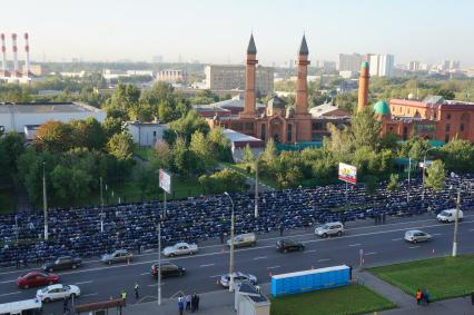 Москва. Мусульмане возле мечети Ярдам в Отрадном в день праздника жертвоприношения Курбан-байрам.