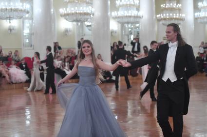 Москва. Дочь певца Александра Малинина дебютантка бала журнала Tatler Устинья Малинина на балу дебютанток журнала Tatler в Колонном зале Дома Союзов.