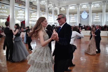 Москва. Актер Александр Михайлов и его дочь дебютантка бала журнала Tatler Мирослава Михайлова на балу дебютанток журнала Tatler в Колонном зале Дома Союзов.