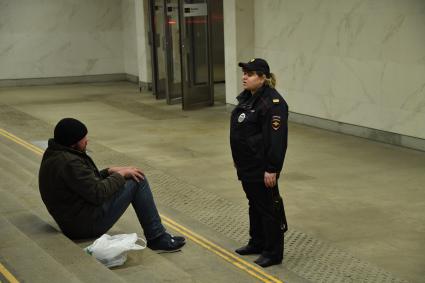 Москва. Женщина полицейский и мужчина в метро.