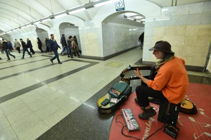 Москва. Музыкант играет на  станции метро .