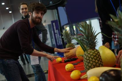 Екатеринбург. Участник IV Национального чемпионата рабочих профессий WorldSkills Hi-Tech играют музыку на фруктах