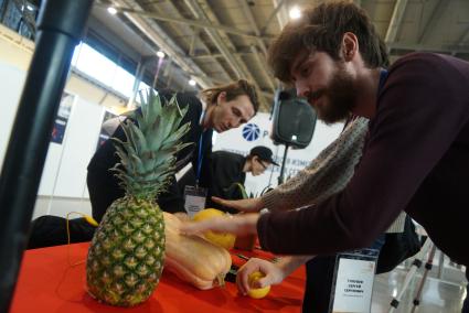 Екатеринбург. Участник IV Национального чемпионата рабочих профессий WorldSkills Hi-Tech играют музыку на фруктах