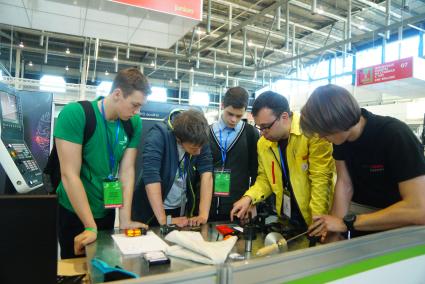 Екатеринбург. Участники IV Национального чемпионата рабочих профессий WorldSkills Hi-Tech.