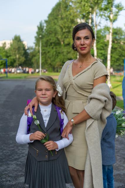 Санкт-Петербург.  Супруга актера Сергея Селина  Анна с дочерью  Марией  на торжественной линейке в гимназии # 52, посвященной Дню знаний.