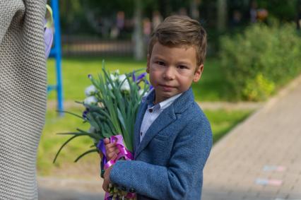 Санкт-Петербург.  Сын актера Сергея Селина  Макар перед  торжественной линейкой   гимназии # 52, посвященной Дню знаний.