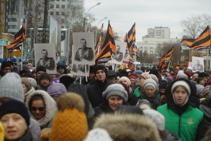 Екатеринбург. Участники крестного хода в честь праздника Казанской иконы Божией Матери с фотографиями последнего царя Николая II