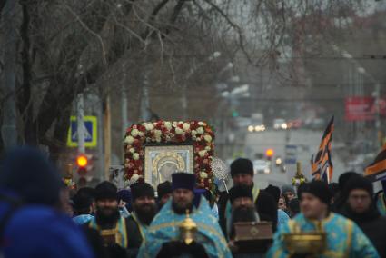 Екатеринбург. Участники крестного хода в честь праздника Казанской иконы Божией Матери