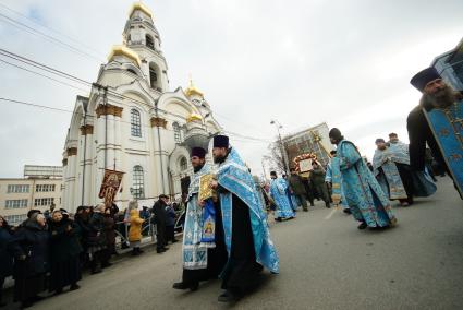 Екатеринбург. Участники крестного хода в честь праздника Казанской иконы Божией Матери